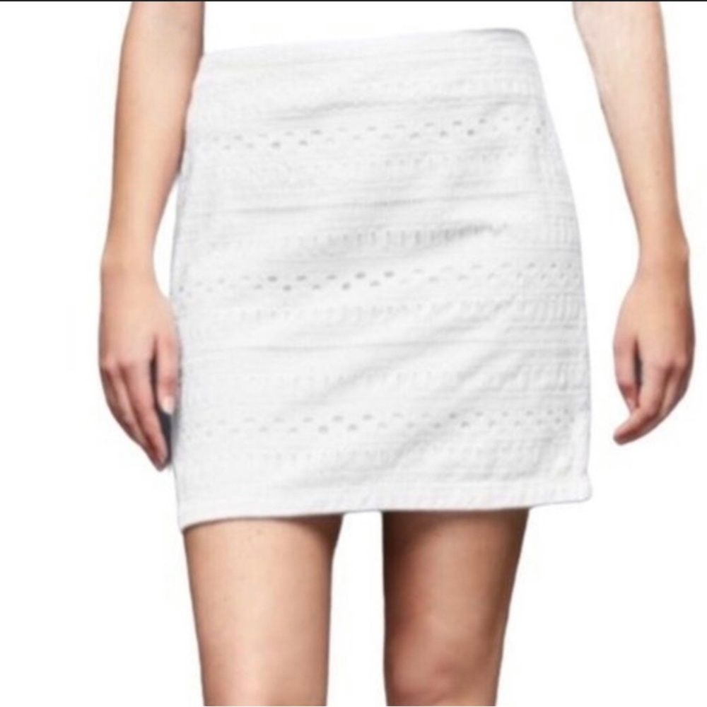 🤍 NWT Gap White Eyelet Skirt – Classic & Feminine!